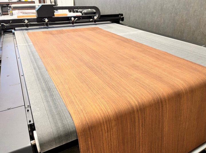 Produktion og print af 3M™ DI-NOC™ træstrukturfolie til renovering af elevatorens indre hos Hotel Nattergalen