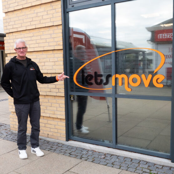 Jan af letsmove viser film dekoration på vindue