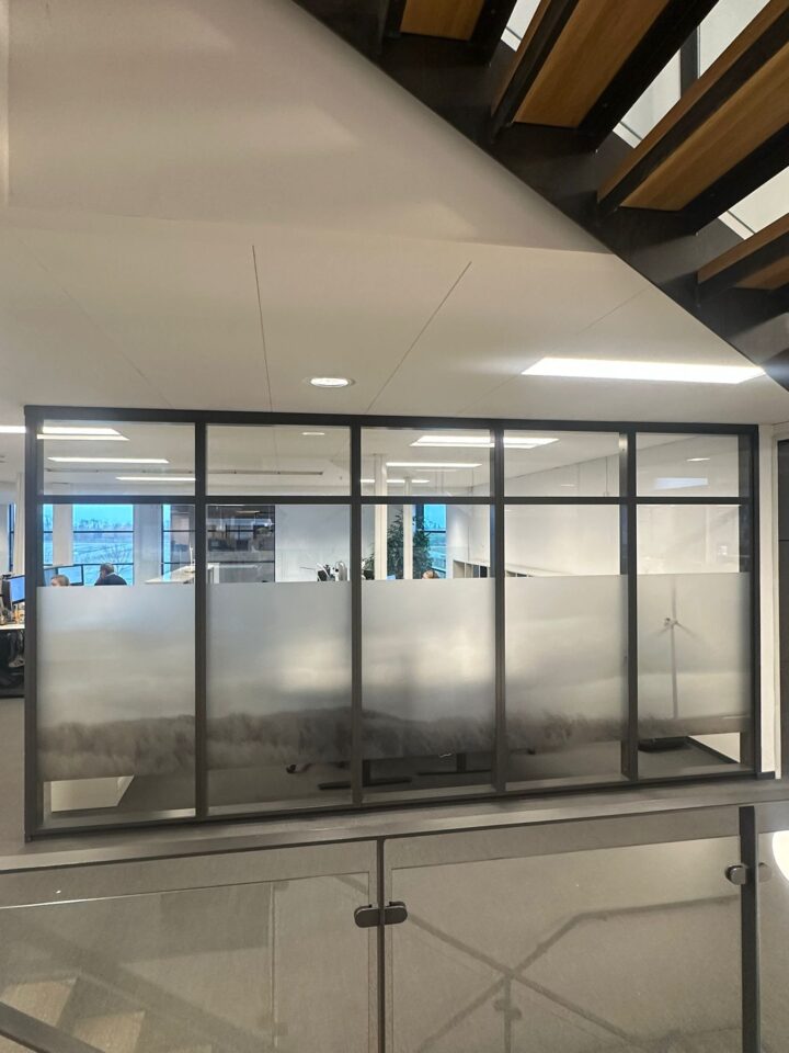 Glasvæg med frostedfolie