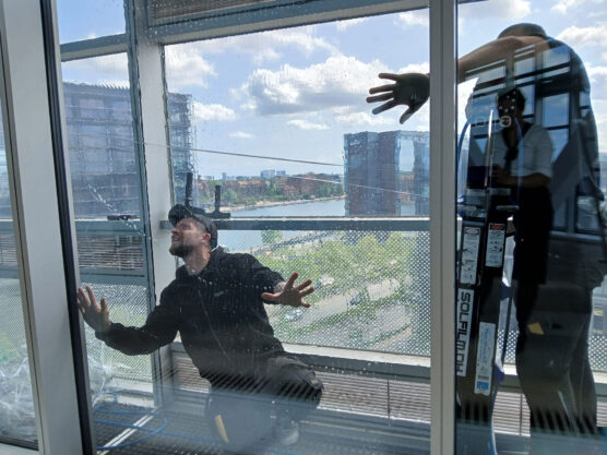 Montering af solfilm på glasfacade
