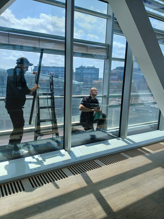 Montering af solfilm på glasfacade