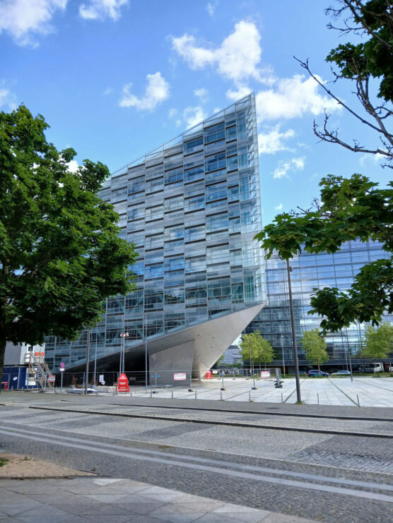 Montering af solfilm på glasfacade Krystallen