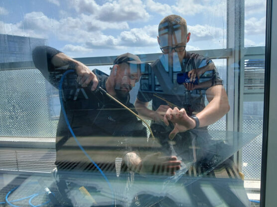 Montering af solfilm på glasfacade