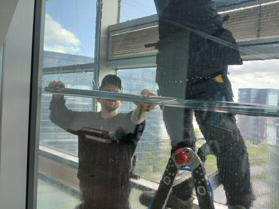 Montering af solfilm på glasfacade