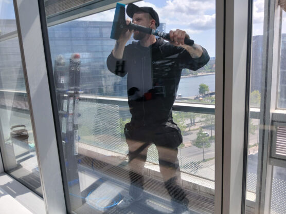 Montering af solfilm på glasfacade