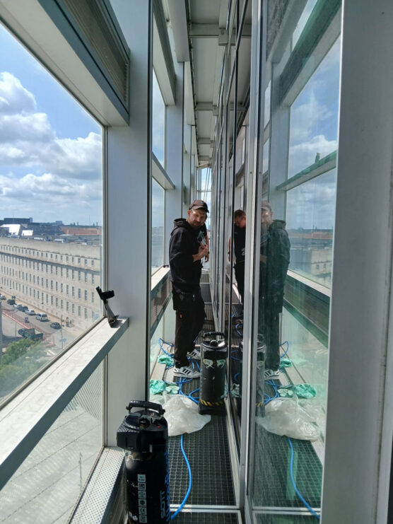 Montering af solfilm på glasfacade