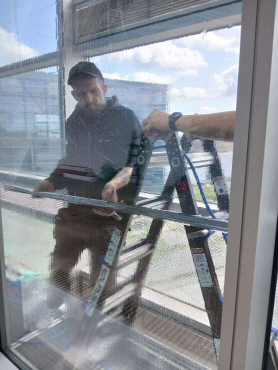 Montering af solfilm på glasfacade