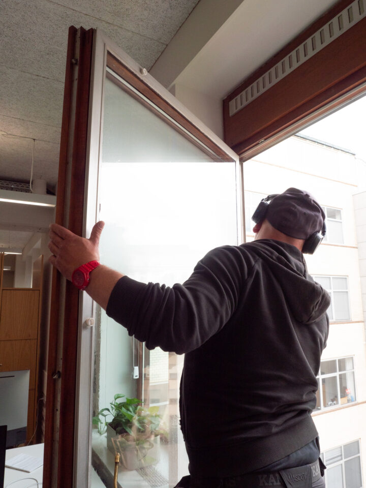 Montering Solfilm hos Trustpilots kontor