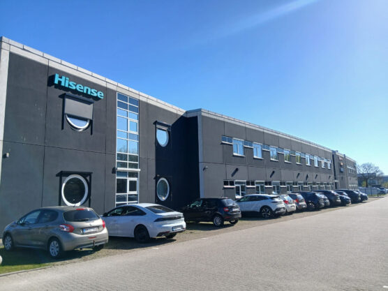 Hisense kontorvinduer med persienner installeret af Optimor